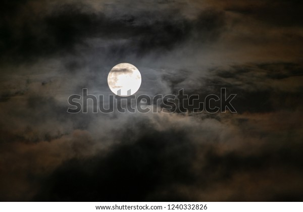 Autumn cloudy\
moon
