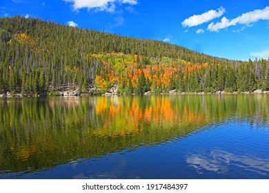 Los colores del otoño reflejan el lago Bear en el Parque Nacional Rocky Mountain Colorado