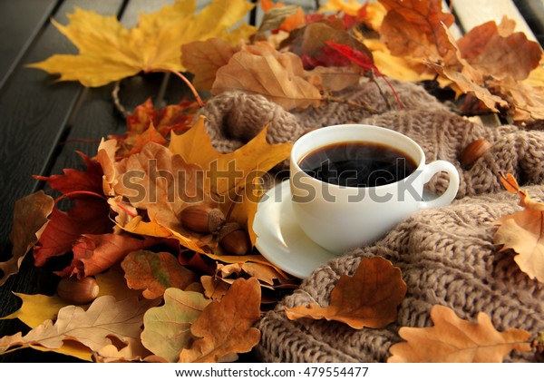 木のテーブルの背景に秋 秋の葉 熱い湯気の立つコーヒーのカップ 温かいスカーフ 季節のコーヒー 朝のコーヒー 日曜のリラックスと静物のコンセプト の写真素材 今すぐ編集