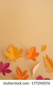 Herbstblätter auf orangefarbenem Hintergrund. Grußkarte, Konzept der Herbstsaison. Draufsicht, flache Lage, Kopienraum, vertikal