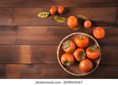 Objetos de otoño: hojas de arce, café, flores secas, caqui dulce, etc. 118