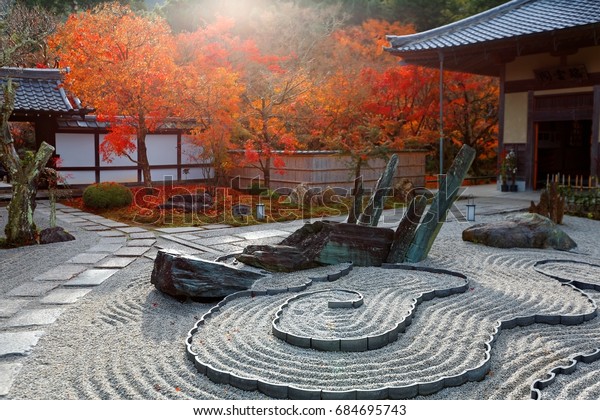 在日本京都以火热的枫叶闻名的圆口寺的honryutei 在早晨的阳光下眺望日本岩石庭园 禅庭园 干燥的风景或karesansui 的秋天风光库存照片 立即编辑