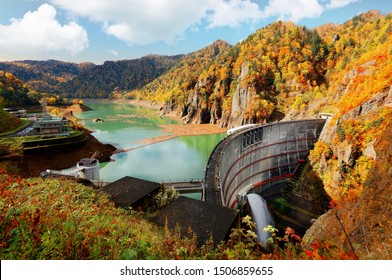 Die Herbstlandschaft des pulsierenden Herbstes färbt sich auf die Felsklippen um den Hoheikyo-Damm in einer schönen Schlucht unter Umweltschutz im Shikotsu-Toya-Nationalpark in Sapporo, Hokkaido, Japan