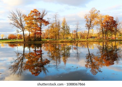 Autumn View In A City Park. Beautiful Fall Landscape With Colored Trees In Sunlight Reflected In The Lake Mendota Bay Water During Sunset. Tenney Park, Madison, Midwest USA, Wisconsin.