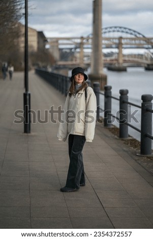 Frau genießt eine malerische Aussicht in Kopenhagen, Dänemark