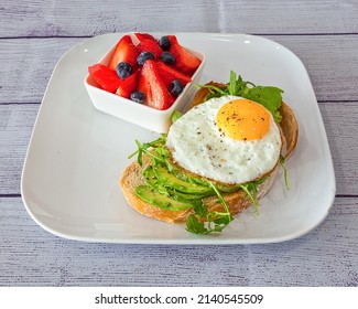 Avacado Toast With Egg And Strawberrys