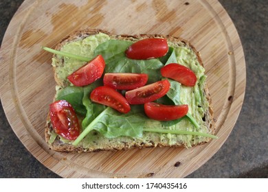 Avacado Toast With Spinach And Tomato