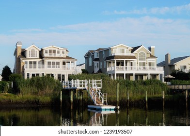 Avalon, New Jersey – July 18, 2014: A Row Of Luxury Waterfront Summer Homes On The Back Bay In Avalon, New Jersey During A Quiet Summer Afternoon.