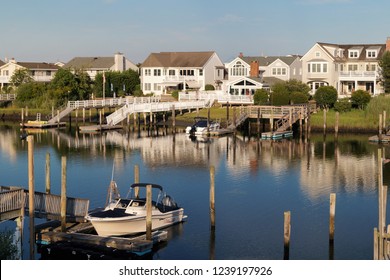 Avalon, New Jersey – July 18, 2014: A Row Of Luxury Waterfront Summer Homes On The Back Bay In Avalon, New Jersey During A Quiet Summer Sunset.