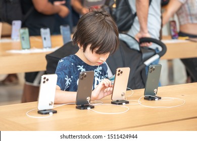 Aventura, Florida, USA - September 20, 2019: Boy Using IPhone 11 In Apple Store In Aventura Mall In Florida