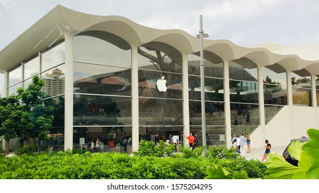 Aventura, USA - August 24, 2019 : A Large Apple Store Opens In Aventura, Florida In A Mall With People Entering It.