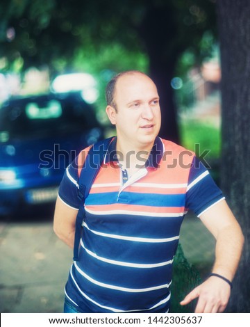 Average young man walking casually with a confident look Foto stock © 