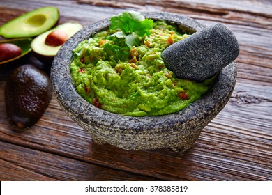 avocado Guacamole auf molcajete echten mexikanischen traditionellen Verfahren
