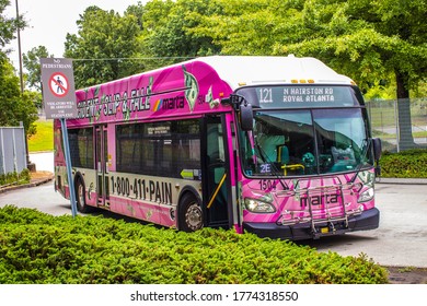 Avondale Estates, Ga / USA - 07 07 20: Marta Kinsington Transit Station A Pink Marta Bus With Advertisements