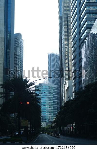AYALA AVENUE, MAKATI CITY, PHILIPPINES : MAY 10,\
2020 - small traffic on streets due to community lockdown\
implemented by the Philippine government for the growing number of\
cases of corona virus