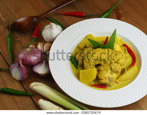 Ayam masak lemak kuning
