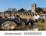 AYLESFORD, KENTUK - MARCH 24 : View of the 14th century bridge and St Peter