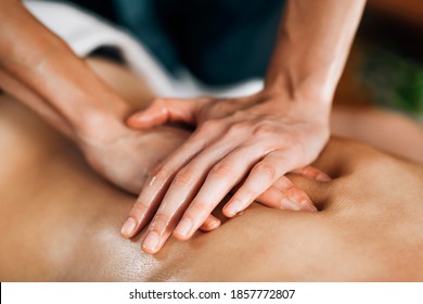 Ayurveda Rückenmassage mit Aromatherapie ätherisches Öl