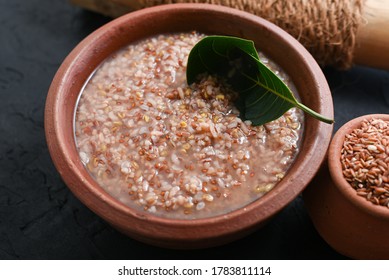 Ayurvedic Porridge, Karkidaka Kanji Herbal Gruel In Clay Pot Black Background Kerala South India. Ayurveda Diet Health Drink For Immunity, Cleanse The Body. Top View Medicinal Porridge Indian Veg Food