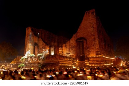 Ayutthaya - 19 February 2019 During The Evening Time At A Temple In Ayutthaya. People Come To Walk Around The Church With Candles. To Remember The Buddha By Walking On The Right Side Of The Church