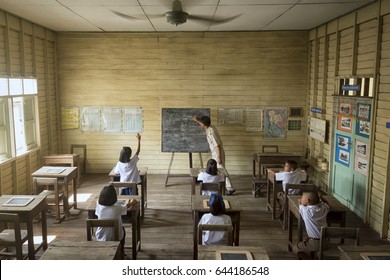 AYUTTHAYA, THAILAND, APRIL 21,2017: Students Are Joyful In Primary School At Ayutthaya Province, Thailand. Childhood, School And Education Concept.