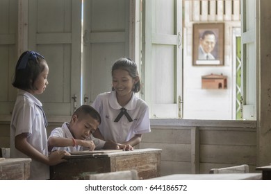 AYUTTHAYA, THAILAND, APRIL 21,2017: Students Are Joyful In Primary School At Ayutthaya Province, Thailand. Childhood, School And Education Concept.