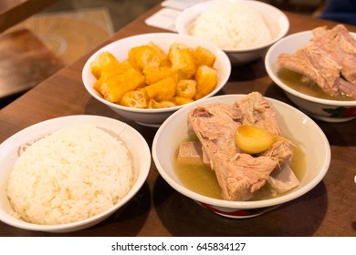 Ba kut teh. Malaysian stew of pork and herbal soup