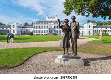 BAARN,NETHERLANDS - SEPTEMBER 15, 2019: Statue Of Former Queen Juliana And Prince Bernhard Of The Netherlands In Front Of The Former Residence Of The Royal Family, Palace Soestdijk