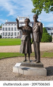 BAARN,NETHERLANDS - SEPTEMBER 15, 2019: Statue Of Former Queen Juliana And Prince Bernhard Of The Netherlands In Front Of The Former Residence Of The Royal Family, Palace Soestdijk