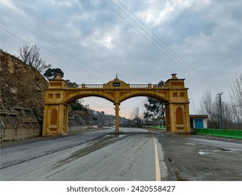 El punto de entrada de Bab-e-Swat Swat Gateway para descubrir la belleza encantadora del valle de Swat en Pakistán ( Traducción: Bab-e-swat・・・س se بِ la traducción al inglés de Swat-e).