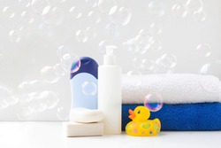 Babybadeartikel, Babypflege, Gelbe Gummiente Für Badespiele. Seifenblasen, Schaumbad, Seifenblasen.