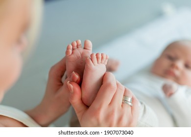 Bebe Et Sa Maman Images Photos Et Images Vectorielles De Stock Shutterstock