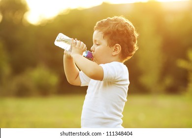 5,572 Kids playing and drinking water Images, Stock Photos & Vectors ...