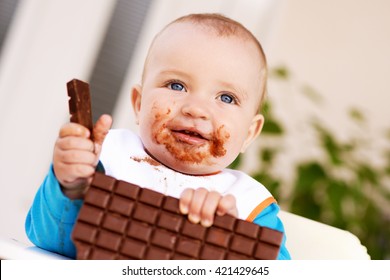 チョコレートを食べる赤ちゃんの男の子 の写真素材 今すぐ編集