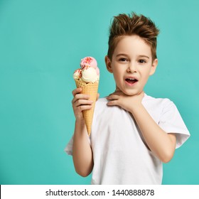 Enfant Qui Mange Une Glace Images Photos Et Images Vectorielles De Stock Shutterstock