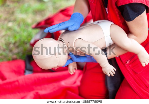 Baby or child\
first aid training for\
choking