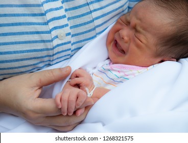 Baby Crying,Crying Innocent Baby,Asian Cute Baby Girl Hugging Her Mother Crying,Portrait Of A Loving Mother Holding Baby And Talking To Calm,Newborn Baby Girl Crying Portrait,Body Language Is Natural,