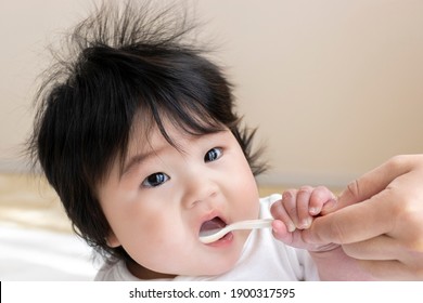 Baby eating baby food (0 years old, 6 months old, girl, Japanese)