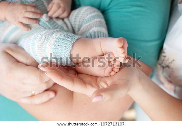 Bebe Pieds Dans Les Mains Des Photo De Stock Modifiable