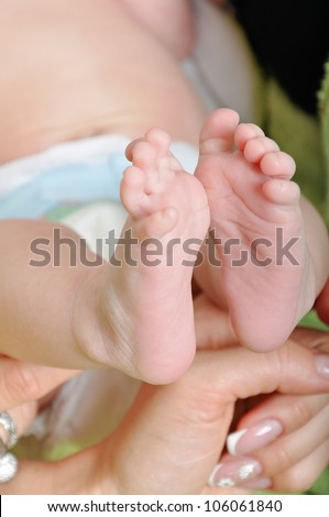 Baby feets in mommy's hand
