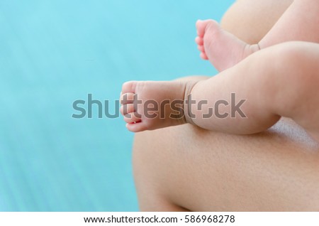 Baby feets om mother's lap