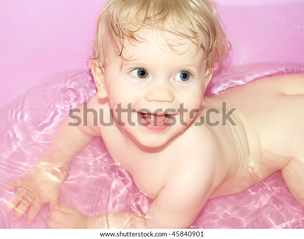 how to bathe a baby girl