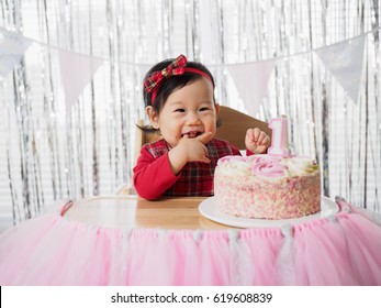 baby girl celebrate her first birthday