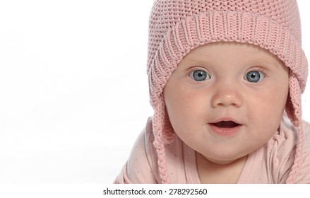 Baby-Girl-Kind lächelt Hellrosa Modeportrait-Studioaufnahme einzeln auf Weiß-Kaukasier