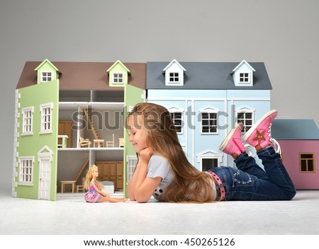 Doll House Royalty-Free Images, Stock Photos & Pictures