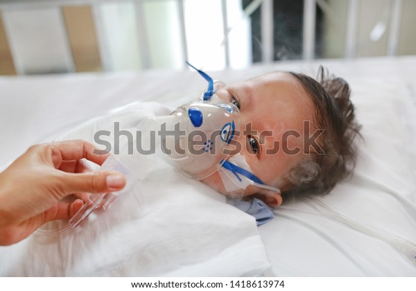 Le Bebe Souffre D Asthme Et A Photo De Stock Modifiable