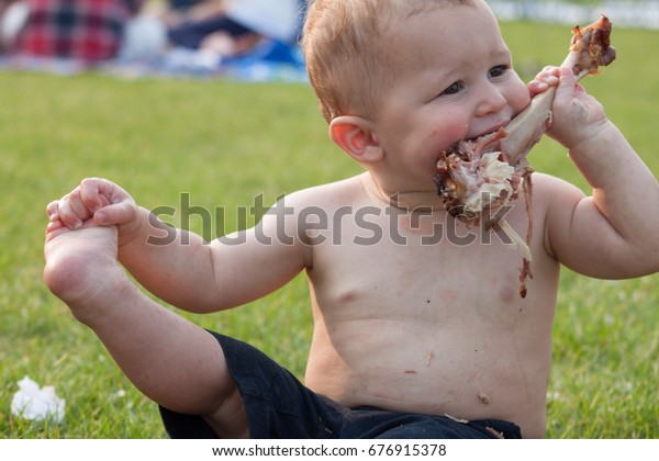 Un Bebe Mange Affamement Une Grande Photo De Stock Modifiable