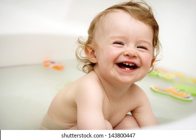 Baby lacht im Bad