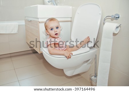 Baby learning toilet