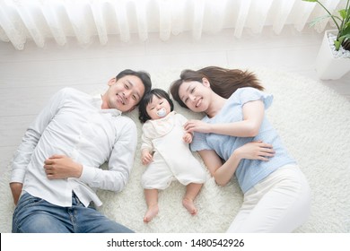 
Baby lying down with parents